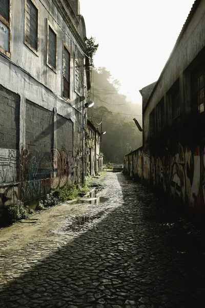 Eine Vertikale Aufnahme Alter Häuserwände Mit Graffiti — Stockfoto