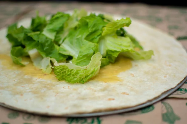 Primo Piano Lattuga Una Tortilla — Foto Stock