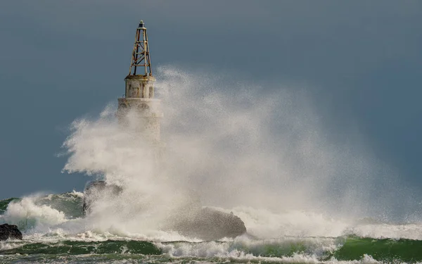 Ahtopol Deniz Fenerinin Bir Dalga Tarafından Vurulduğu Güzel Bir Kare — Stok fotoğraf