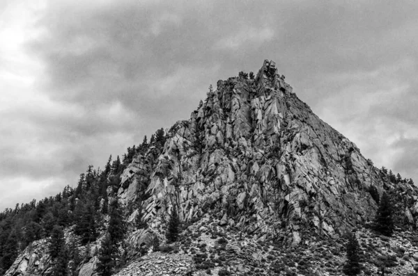 Серый Каменистый Снимок Скалистого Холма Колорадо Против Тёмного Облачного Неба — стоковое фото