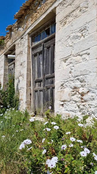 Eine Vertikale Aufnahme Eines Alten Hauses Mit Holztüren Griechenland — Stockfoto