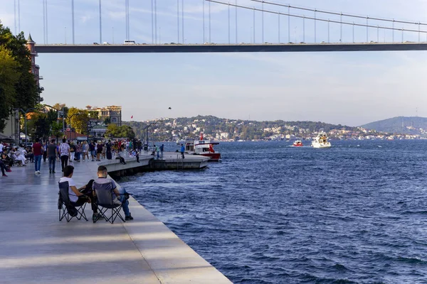 Una Vista Hombres Charlando Muelle Orillas Del Mar —  Fotos de Stock