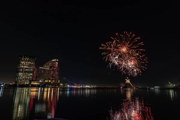 Een Lage Hoek Schot Van Exploderende Vuurwerk Boven Het Water — Stockfoto