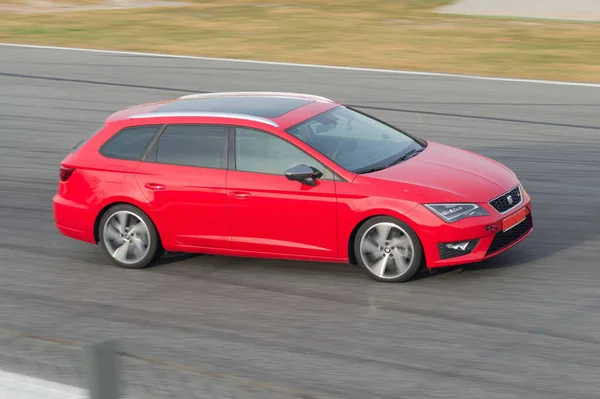 Rotes Spanisches Straßenauto Auf Der Strecke Seat Exeo — Stockfoto