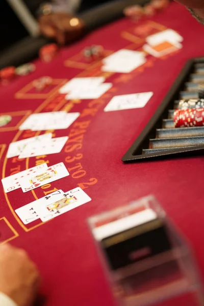 Tiro Vertical Uma Mesa Poker Vermelho Com Dealer Jogadores Torno — Fotografia de Stock