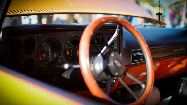 Una Camioneta Naranja Chevrolet Cheyenne Rueda Interior Espectáculo Coches Clásicos — Foto de Stock