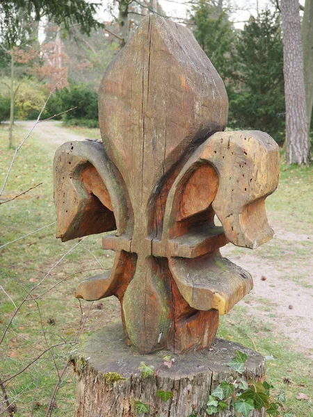 Vertical Shot Wooden Lily Cut Chainsaw Tree Stump Sculpture — Stock Photo, Image