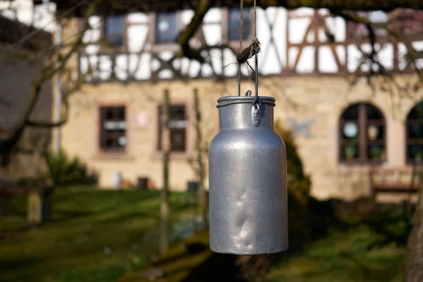 Eski Binaya Asılmış Metal Süt Kutusunun Yakın Çekimi Seçili Odak — Stok fotoğraf