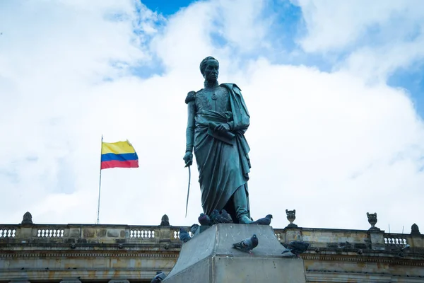 Una Hermosa Vista Una Estatua Bandera Colombiana Bajo Cielo Azul — Foto de Stock