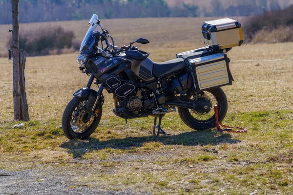 Parkerad Yamaha 1200 Motorcykel Med Sidolådor Kanten Ängen — Stockfoto