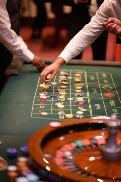 Tiro Vertical Mãos Humanas Jogando Poker Mesa Poker Com Fichas — Fotografia de Stock