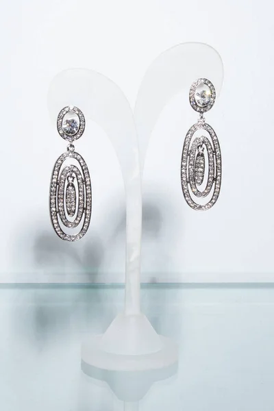 Eine Vertikale Aufnahme Von Silbernen Ohrringen Mit Weißen Steinen Auf — Stockfoto