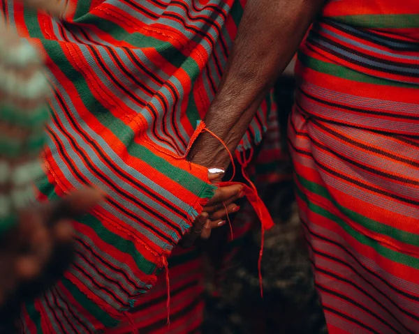 特写镜头 身穿非洲传统服装并牵着手的女性 — 图库照片