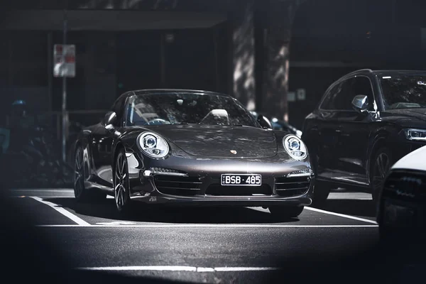 Una Foto Una Porsche Grigia Parcheggiata Nel Centro Melbourne — Foto Stock