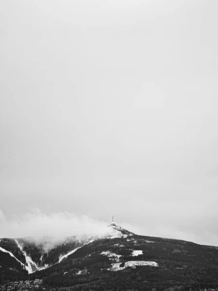 Вертикальний Сірий Знімок Гірського Піку Тлі Чистого Неба — стокове фото