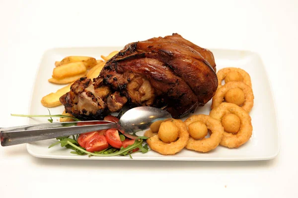 おいしい 調理された鶏のクローズアップショットは フランスのフライドポテトとタマネギのリングで提供しています — ストック写真