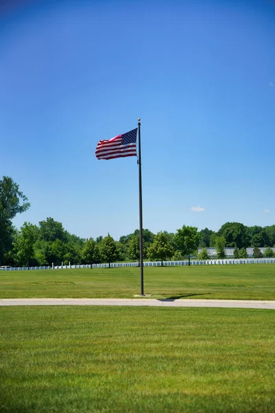 Vertical Shot Flag Gravestones Background Sunny Day — Stock Photo, Image