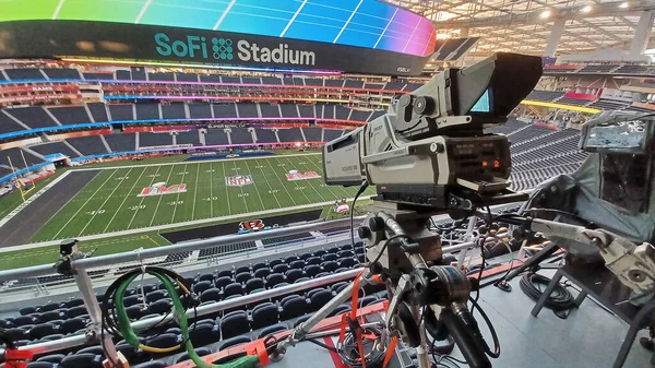 Super Bowl 56 'dan önce bir NBC Spor kamerası SoFi Stadyumu' nun sahasına bakıyor.