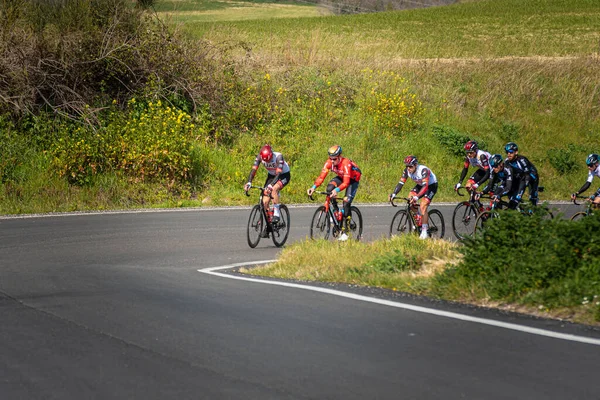 Jasne Słoneczny Dzień Zewnątrz Drogach Tirreno Adriatico Rowerzystów Wyścigowych Wokół — Zdjęcie stockowe