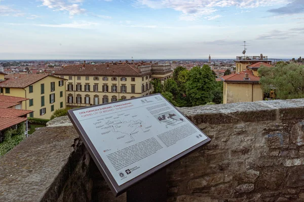 Flygbild Stadsbilden Från Venetianska Murarna Bergamo Och Informationsdisk — Stockfoto