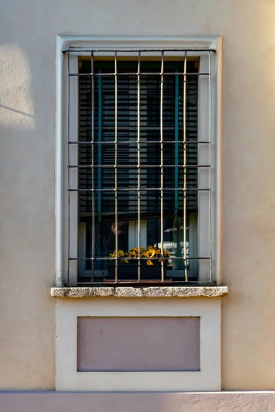 白天用旧铁栅栏垂直拍摄的窗户照片 — 图库照片