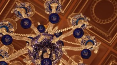 Beyaz kristalleri ve yuvarlak mavi süslemeleri olan güzel, antika, kristal bir avize.