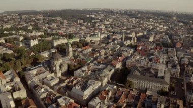 Şehir manzarası. Binaları ve caddeleri olan Lviv.