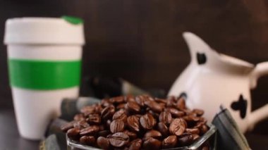 Bir yığın kahve fincanı ve masada süt sürahisi.