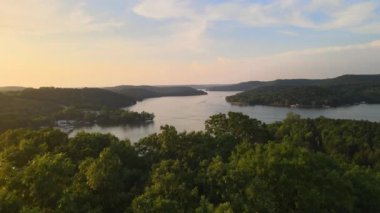 Ormandaki büyük nehrin insansız hava aracından bir atış.