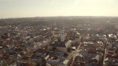 Şehir manzarası. Binaları ve caddeleri olan Lviv.