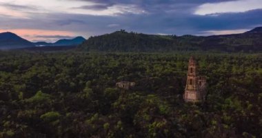 Meksika, Michoacan 'daki Parangaricutirimicuaro köyünün yeşil manzarasının hava görüntüsü.