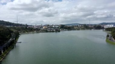 Vietnam 'ın orta kesimindeki Da Nang gölünde asfalt yol boyunca uzanan hareketli bir hava görüntüsü.