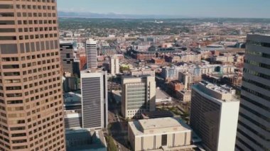 Denver Colorado şehir merkezi. Güzel, zarif, sinematik 4k drone görüntüleri.