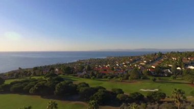 Palos Verdes 'teki güzel Los Verdes Golf Sahası' nın hava manzarası.