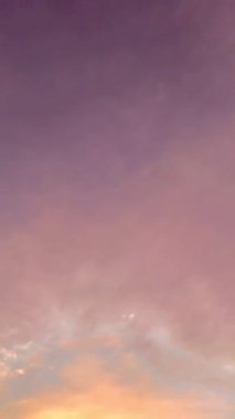 Suyun üzerinde gün batımının manzarası