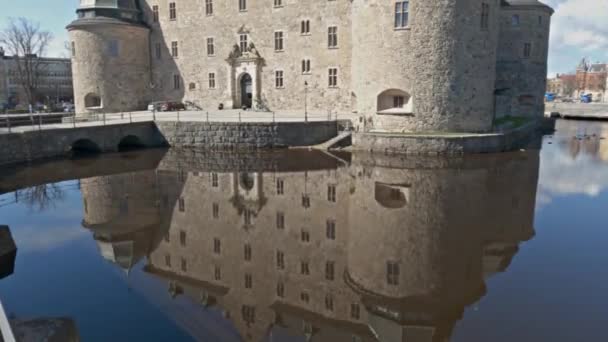 Μεσαιωνικό Κάστρο Orebro Αντανακλά Στο Νερό Στο Κέντρο Της Πόλης — Αρχείο Βίντεο