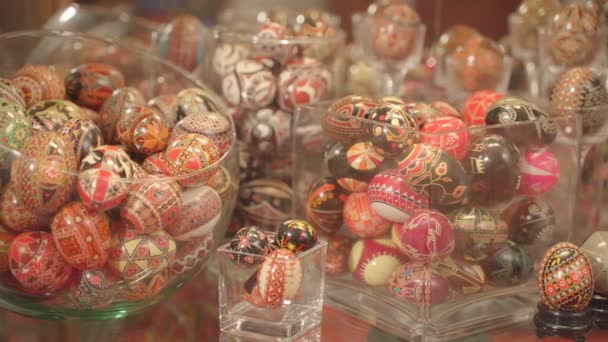 Zbliżenie Kolekcji Tradycyjnie Zdobionych Jaj Przezroczystych Pojemnikach Koncepcja Wielkanocy — Wideo stockowe