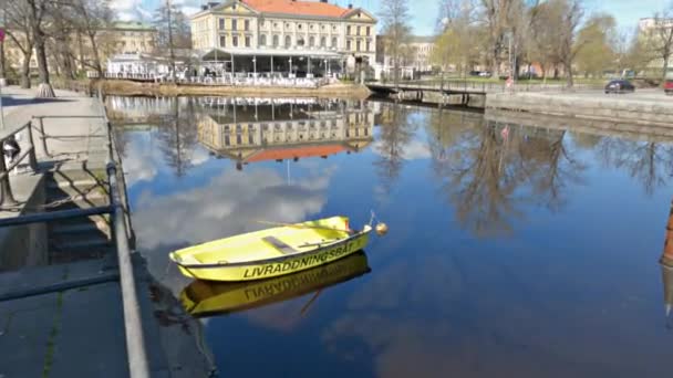 Ένα Βίντεο Από Ένα Κίτρινο Σκάφος Εναντίον Του Hotel Borgen — Αρχείο Βίντεο
