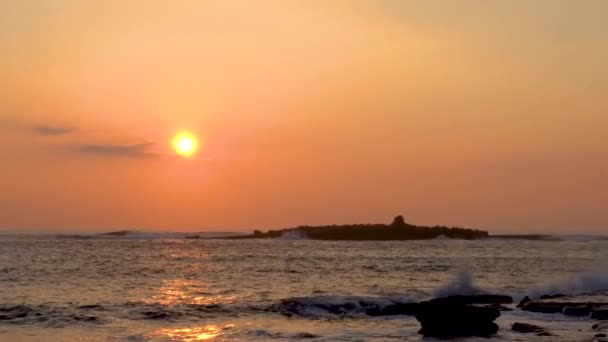 Μια Μαγευτική Θέα Ενός Όμορφου Θαλασσινού Τοπίου Στο Γραφικό Ηλιοβασίλεμα — Αρχείο Βίντεο