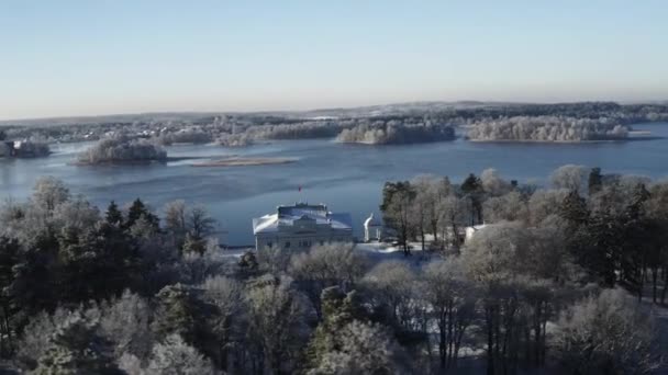 Una Cámara Aérea Lenta Uzutrakis Manor Rodeada Árboles Congelados Cerca — Vídeos de Stock