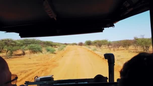 Veículo Safari Viajando Por Uma Estrada Terra — Vídeo de Stock