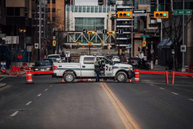 Şerif şehir merkezindeki yolu beyaz bir Ford F150 ile kapatıyor..