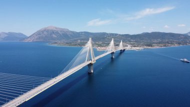 Giekeland yakınlarındaki Corinth Körfezi üzerinde yer alan Rio-Antirrio Köprüsü 'nün havadan görüntüsü.
