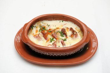 Tabaktaki lezzetli Fransız soğan çorbasını yakından çek.