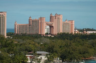 Atlantis 'in açık bir Nassau, Bahamalar' da ağaçlarla çevrili yüksek açılı bir görüntüsü.