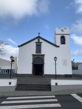 Portekiz 'in Madeira adasındaki Santana Kilisesi' nin dikey görüntüsü.