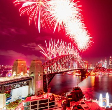 Gece Sydney Limanı Köprüsü 'nde 2022 havai fişek görüntüsü.