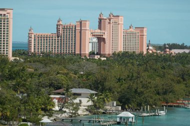 Atlantis 'in açık bir Nassau, Bahamalar' da ağaçlarla çevrili yüksek açılı bir görüntüsü.