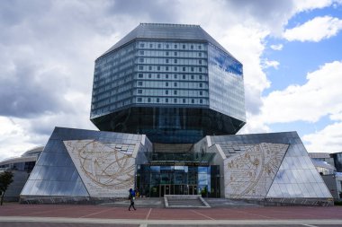 Minsk 'teki Belarus Ulusal Kütüphanesi' nin modern 8 açılı camı vardır.