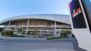 Sofi Stadyumu 'nun dışında Super Bowl LVI reklamı olan elektronik bir pilon.